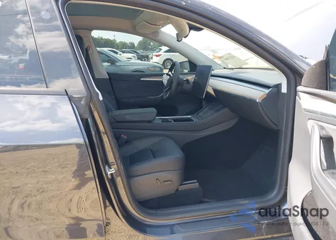 2024 Tesla Model Y Long Range Dual Motor All-Wheel Drive z USA, uszkodzony, nr VIN 7SAYGDEE8RA252314